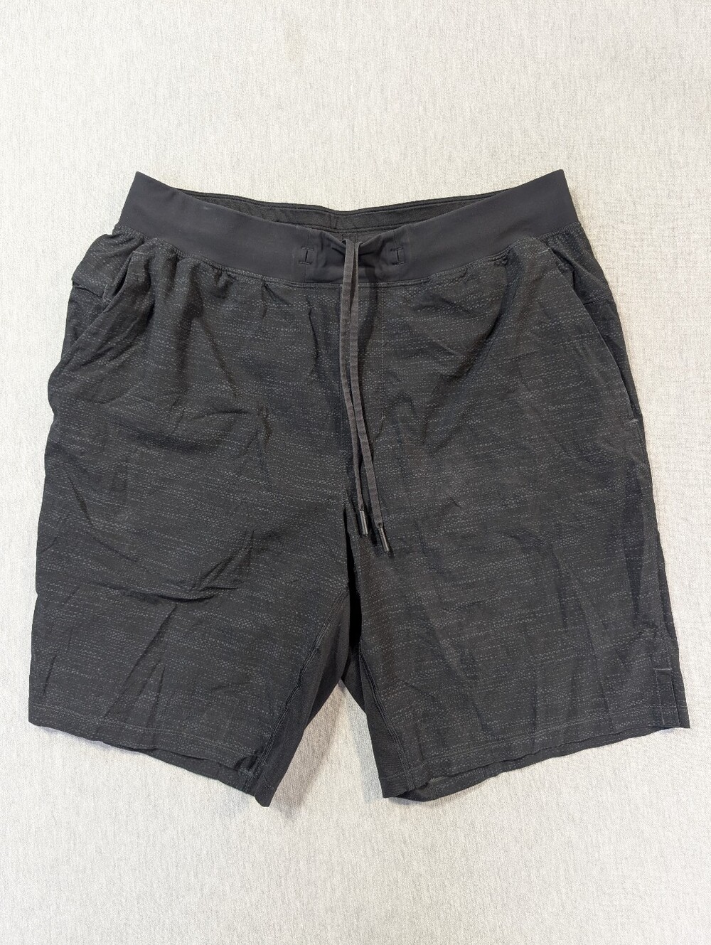 Lululemon T.H.E. Linerless Athletic Shorts Men's Large Black Geometric